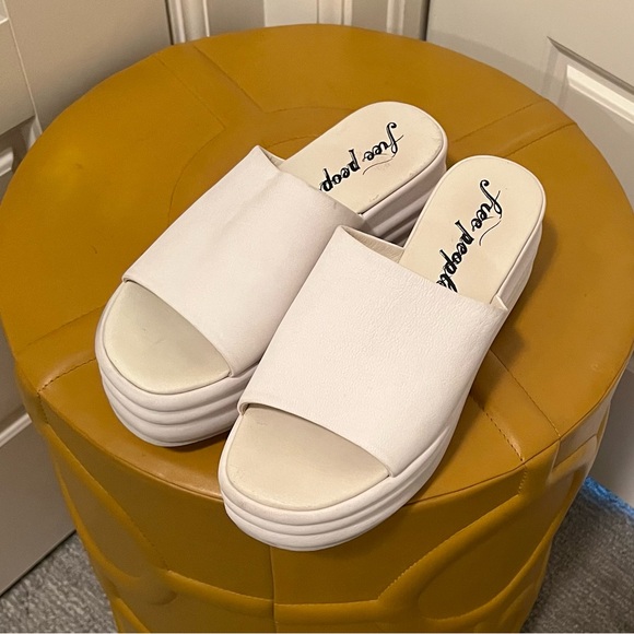 Free People platform slides - Picture 4 of 17